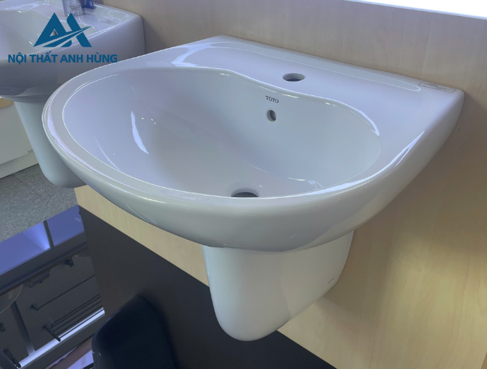 Chậu lavabo treo tường TOTO LHT236CS chân lửng