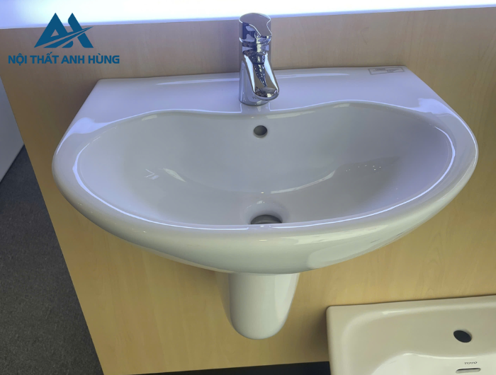 Chậu lavabo treo tường TOTO LHT240CS chân lửng