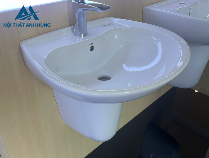 Chậu lavabo treo tường TOTO LHT300CR chân lửng