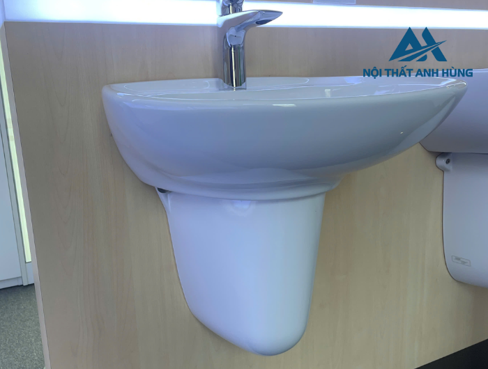Chậu lavabo treo tường TOTO LHT300CR chân lửng