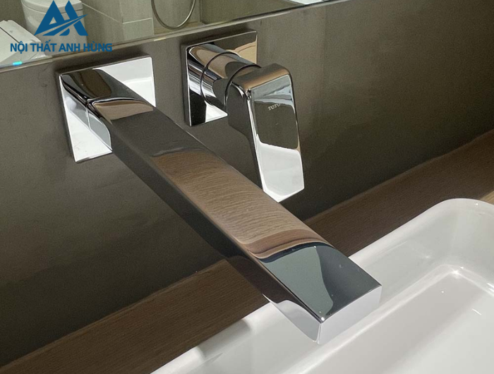 Vòi lavabo nóng lạnh gắn tường TOTO TLG10308BB