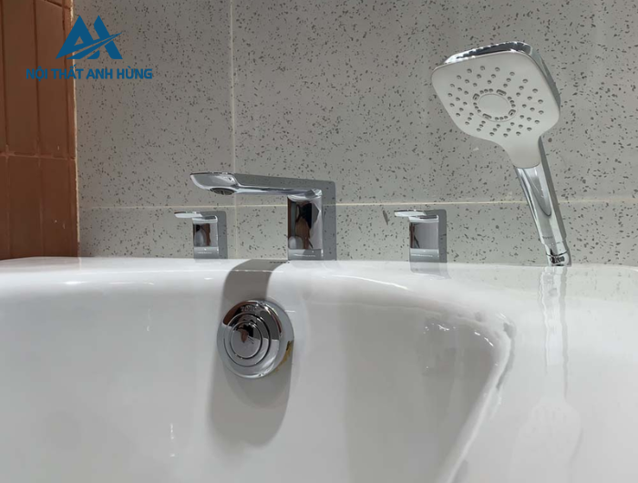 Vòi xả bồn tắm TOTO TBG02202BB nóng lạnh kèm tay sen